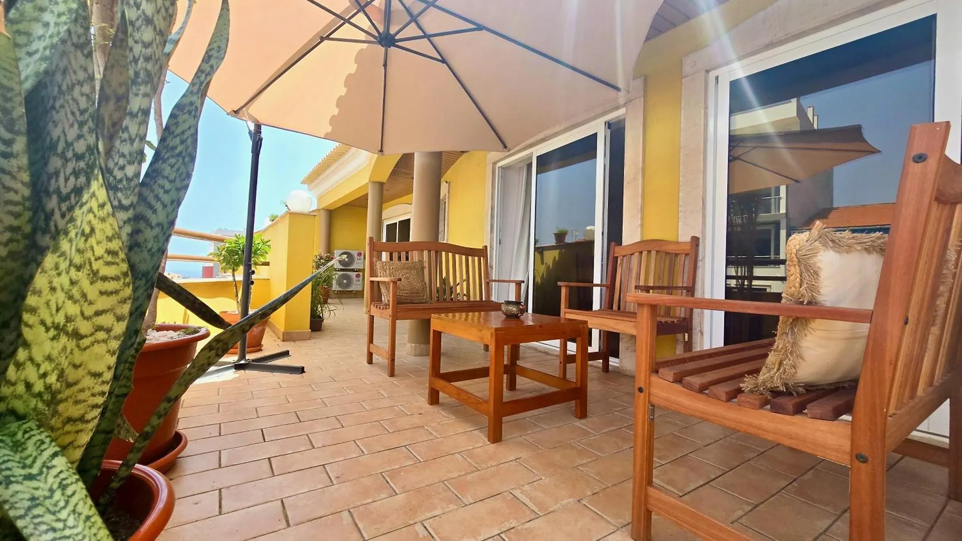 Spacious Penthouse With Bbq And Views Praia Apartment