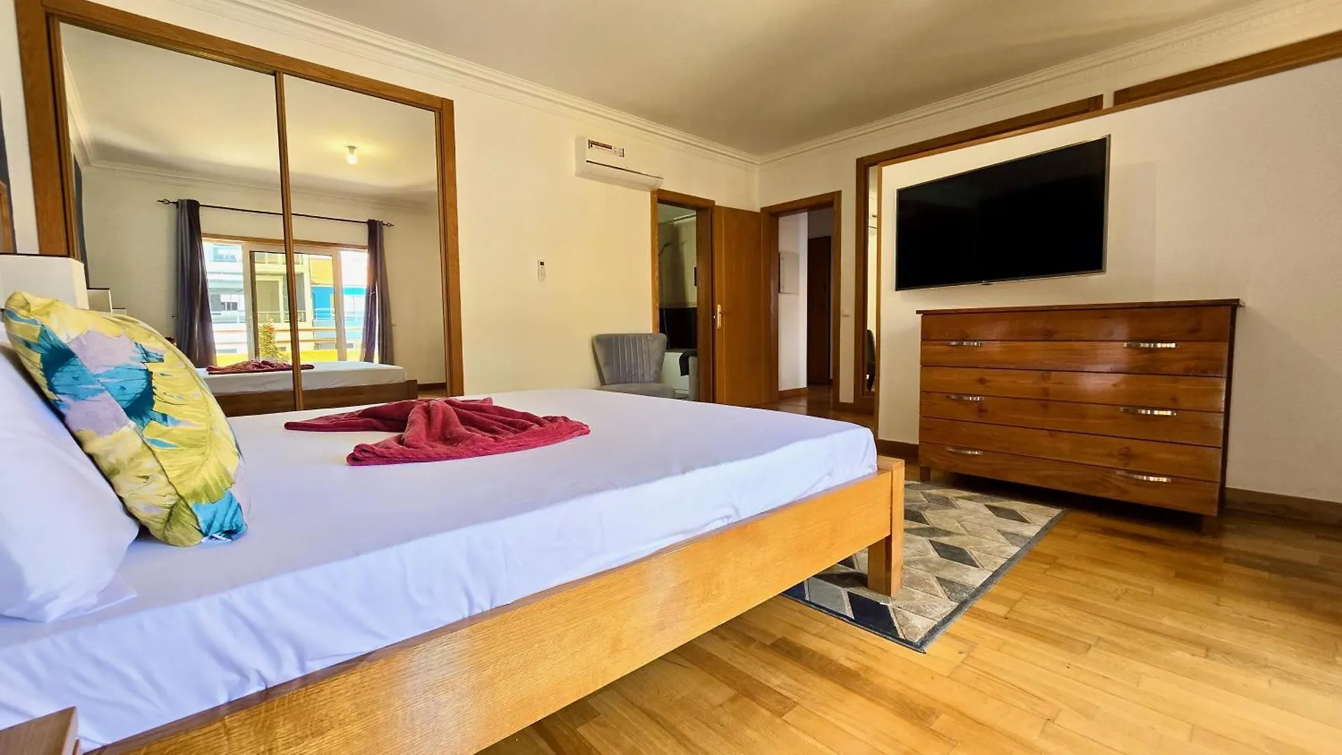 Spacious Penthouse With Bbq And Views Praia Apartment