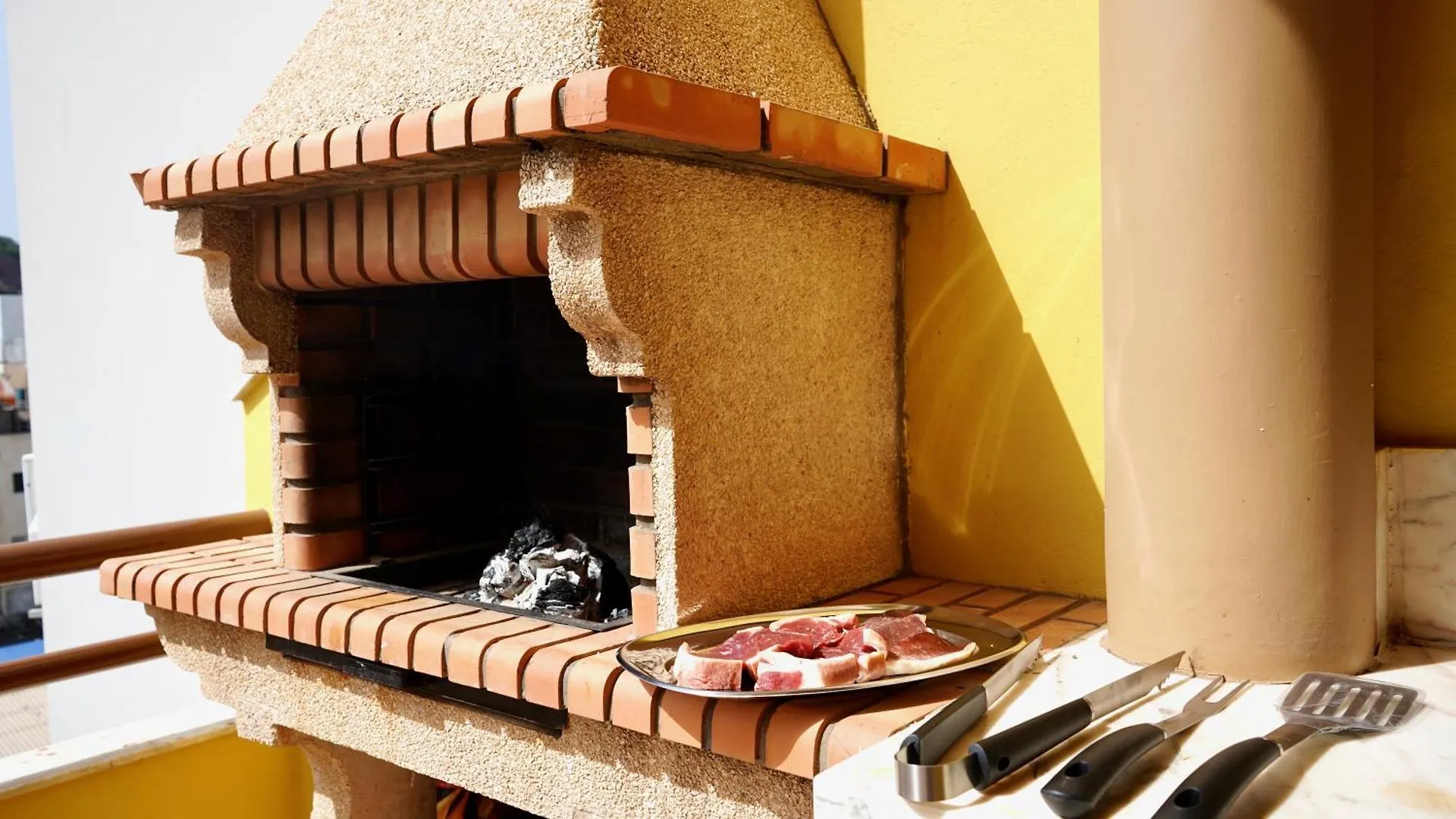 Spacious Penthouse With Bbq And Views Praia Apartment